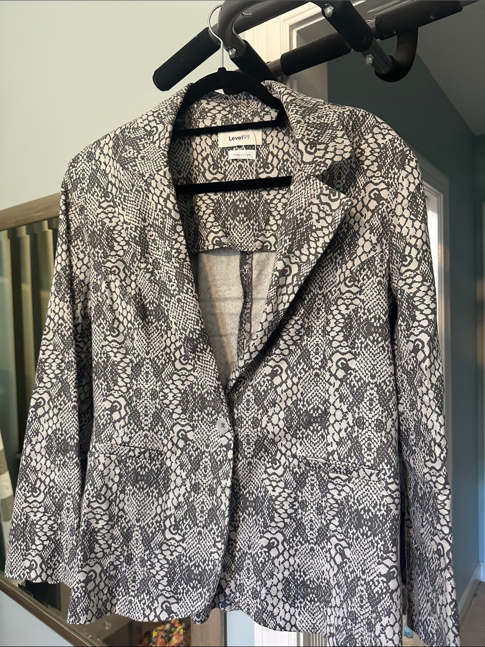 Level 99 Women's Black and White Snake-Print Blazer